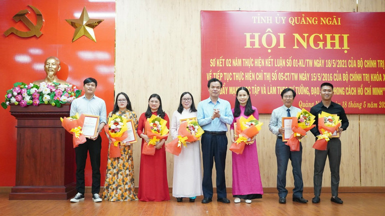 Khen thưởng các tác giả và nhóm tác giả đạt giải trong Cuộc vận động sáng tác, quảng bá tác phẩm văn học, nghệ thuật, báo chí về chủ đề “Học tập và làm theo tư tưởng, đạo đức, phong cách Hồ Chí Minh”.