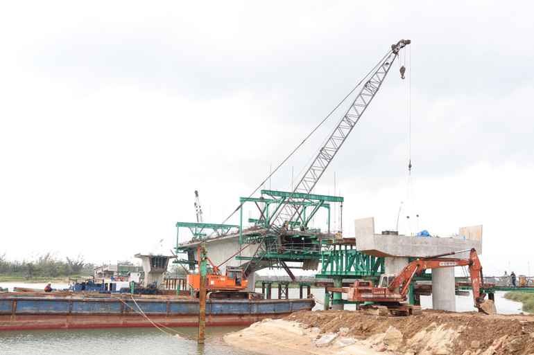 Dự án đường ven biển Dung Quất-Sa Huỳnh, một trong những công trình giao thông trọng điểm của tỉnh Quảng Ngãi.
