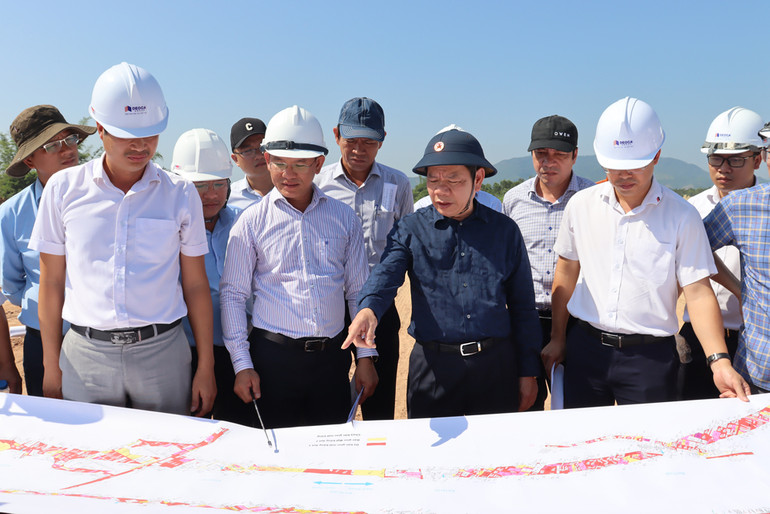 Chủ tịch Ủy ban nhân dân tỉnh Quảng Ngãi Đặng Văn Minh thường xuyên xuống hiện trường kiểm tra tiến độ giải phóng mặt bằng dự án cao tốc Quảng Ngãi-Hoài Nhơn.