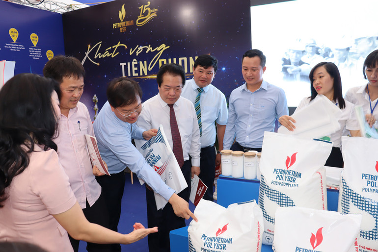 Các đại biểu tham quan, tìm hiểu các sản phẩm của Nhà máy lọc dầu Dung Quất.