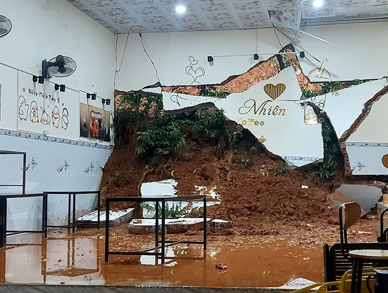 Sạt lở đất khiến 1 ngôi nhà của người dân xã Ba Tô, huyện miền núi Ba Tơ bị sập 1 mảng tường.