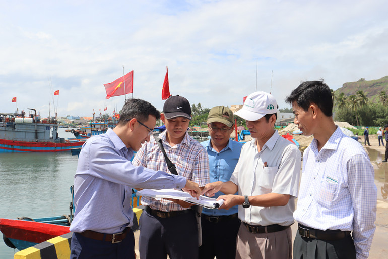 Đoàn công tác của Sở Giao thông vận tải tỉnh Quảng Ngãi kiểm tra công tác nghiệm thu của chủ đầu tư đối với hai gói thầu 15 và 16. Đoàn công tác của Sở Giao thông vận tải tỉnh Quảng Ngãi kiểm tra công tác nghiệm thu của chủ đầu tư đối với hai gói thầu 15 và 16.