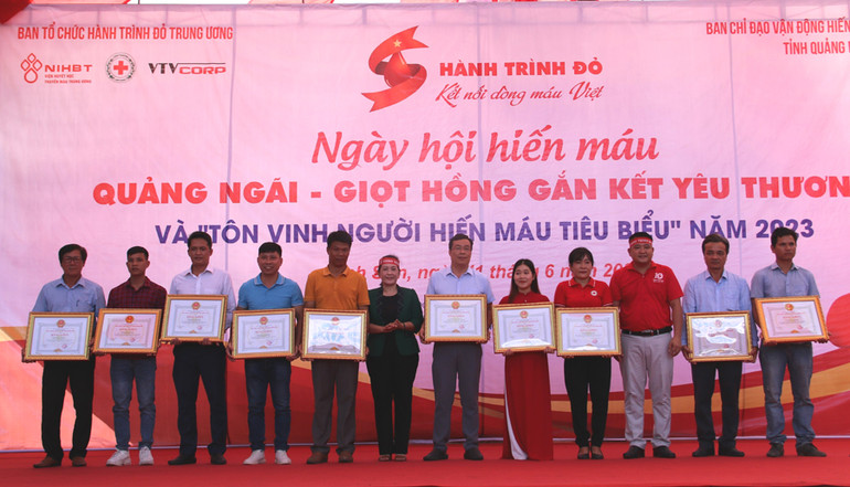Trao Bằng khen của Ủy ban nhân dân tỉnh Quảng Ngãi cho các gia đình, 24 cá nhân có thành tích tiêu biểu trong phong trào hiến máu tình nguyện.