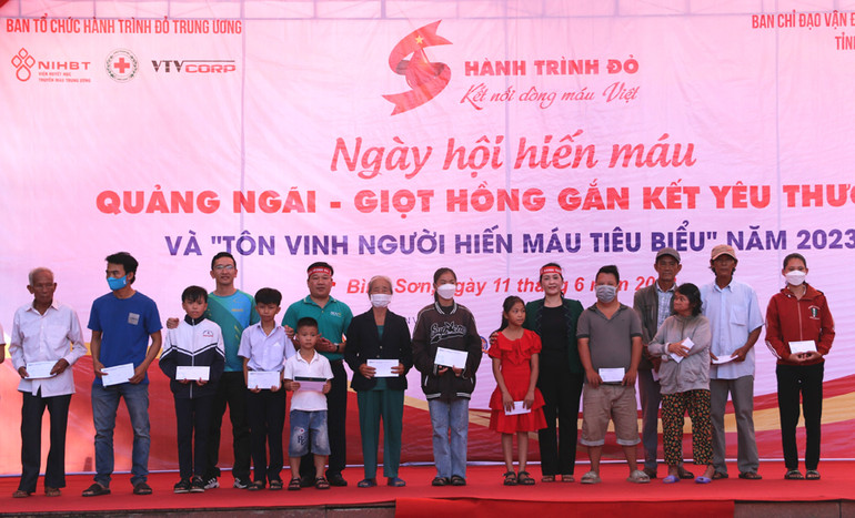 Tặng quà cho các gia đình có hoàn cảnh khó khăn trên địa bàn huyện Bình Sơn.