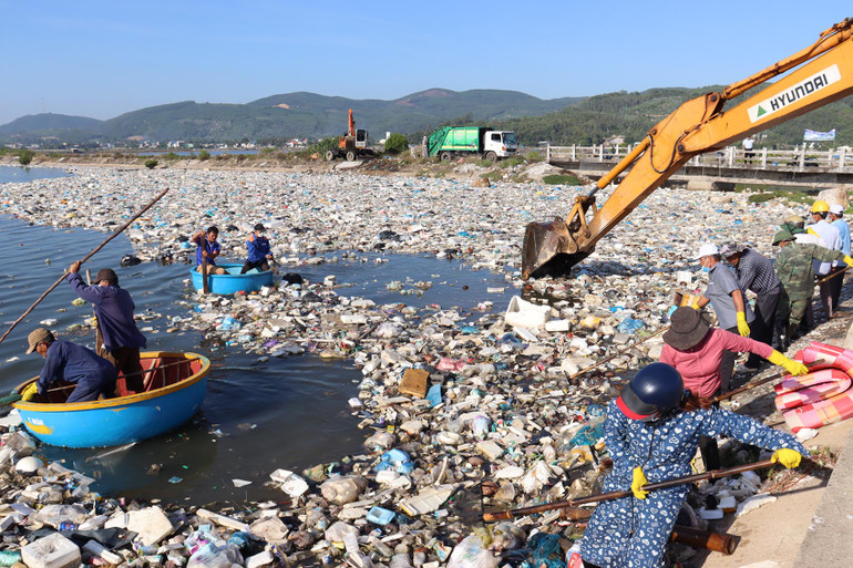Vượt qua nắng nóng, các lực lượng vẫn miệt mài thu gom rác thải do một bộ phận người dân thiếu ý thức vứt bừa bãi ra môi trường.