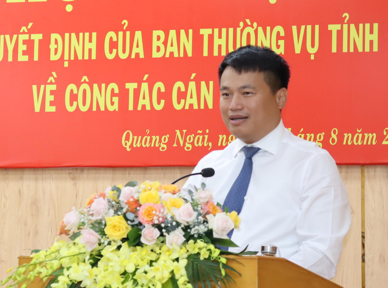Đồng chí Đặng Ngọc Huy, Phó Bí thư Thường trực Tỉnh ủy Quảng Ngãi, Trưởng Đoàn đại biểu Quốc hội tỉnh Quảng Ngãi phát biểu tại hội nghị.