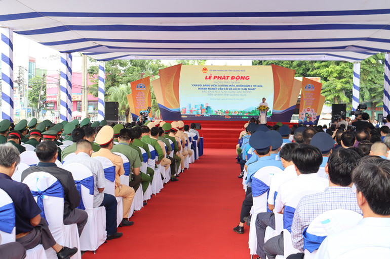 Quang cảnh lễ phát động.