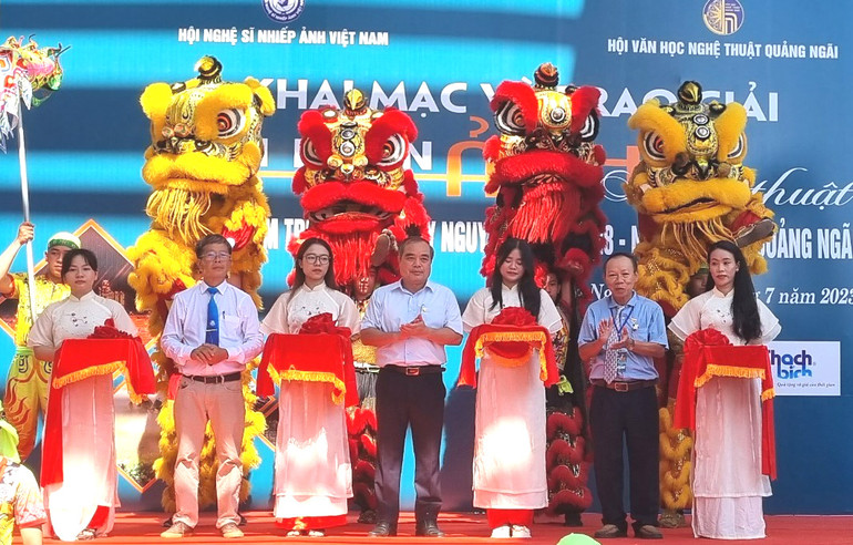 Thực hiện nghi thức cắt băng khai mạc Liên hoan ảnh nghệ thuật khu vực Nam Trung Bộ và Tây Nguyên lần thứ 28, năm 2023. Thực hiện nghi thức cắt băng khai mạc Liên hoan ảnh nghệ thuật khu vực Nam Trung Bộ và Tây Nguyên lần thứ 28, năm 2023.