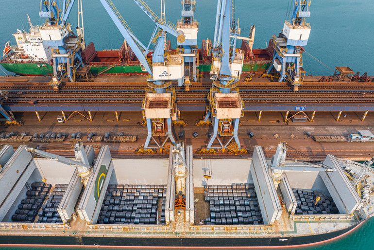 Thép Hòa Phát Dung Quất xuất hàng tại cảng chuyên dùng.