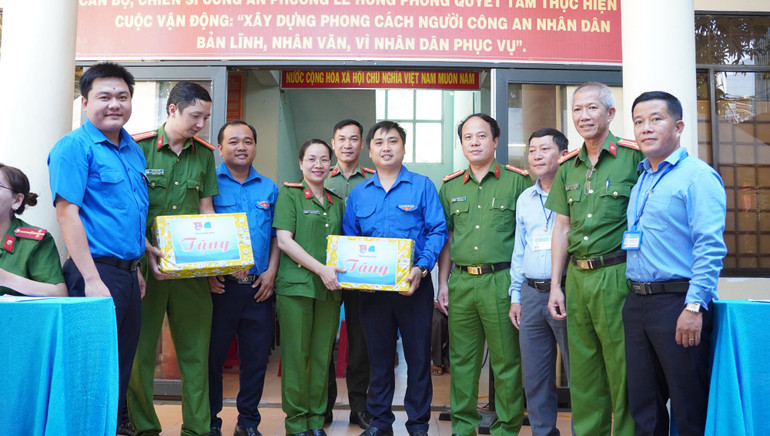 Tặng quà các điểm ra quân tuyên truyền Đề án 06 trên địa bàn thành phố Quảng Ngãi.