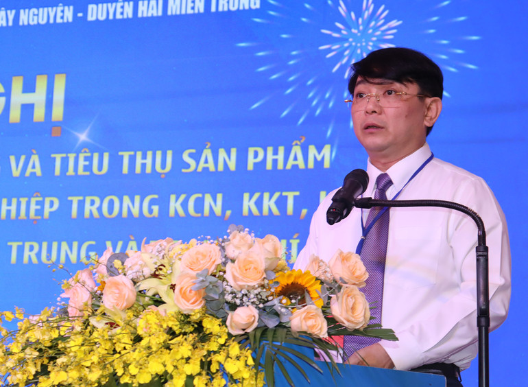 Trưởng Ban Quản lý Khu kinh tế Dung Quất và các khu công nghiệp Quảng Ngãi Hà Hoàng Việt Phương phát biểu tại hội nghị.