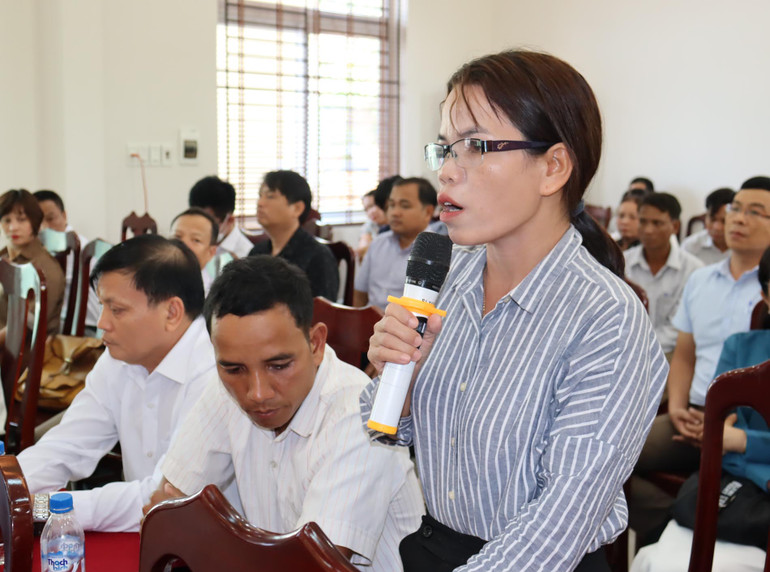 Bí thư Đảng ủy xã Trà Tây Hồ Thị Vi Na nêu kiến nghị tại buổi đối thoại.