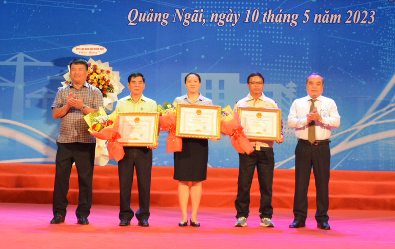 Trao tặng Bằng khen của Ủy ban nhân dân tỉnh cho 3 doanh nghiệp có thành tích trong tổ chức thực hiện công tác an toàn, vệ sinh lao động trên địa bàn Quảng Ngãi năm 2022.