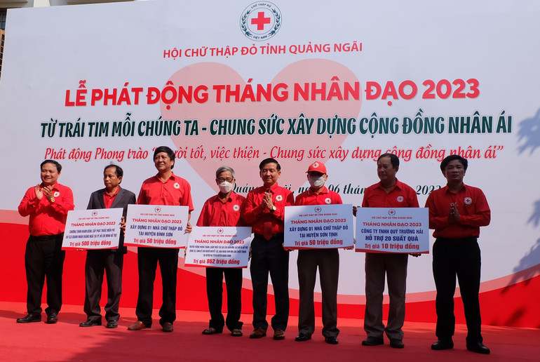 Trao biểu trưng tặng quà và các chương trình nhân đạo, từ thiện.