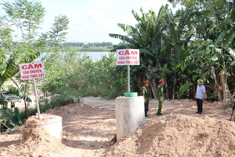 Huyện Sơn Tịnh đổ bi bê-tông, cắm biển cảnh báo, lắp đặt camera trên tuyến đường ra bãi cát ở xã Tịnh Hà.