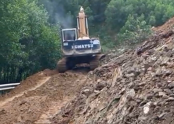 Phương tiện cơ giới tập trung khắc phục sạt lở, đến chiều 5/12, tỉnh lộ 624 đã được thông tuyến tạm thời.