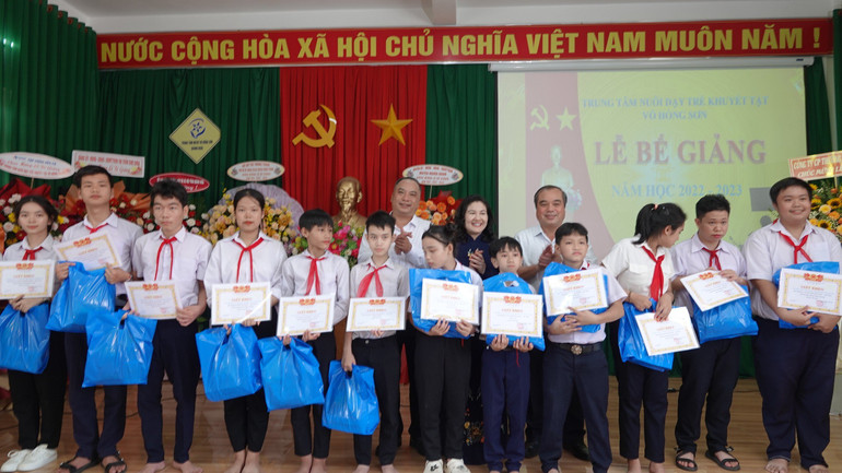 Lãnh đạo Bộ Lao động-Thương binh và Xã hội cùng Ủy ban nhân dân tỉnh Quảng Ngãi trao thưởng, động viên các em khuyết tật tại Trung tâm.