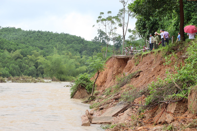 Sạt lở nghiêm trọng trên tuyến đường bê-tông xi măng từ Ủy ban nhân dân xã Sơn Bao đi thôn Nước Bao, với chiều dài sạt lở khoảng 200m.