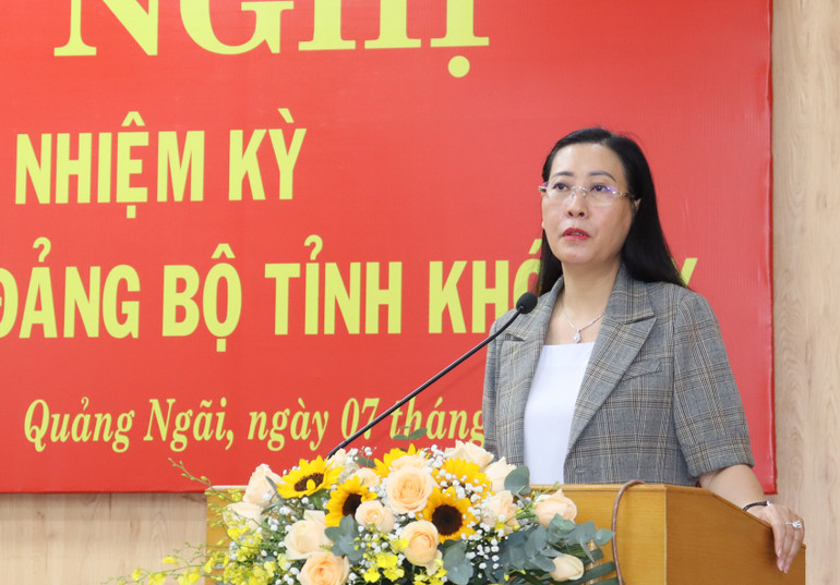 Đồng chí Bùi Thị Quỳnh Vân, Bí thư Tỉnh ủy, Chủ tịch Hội đồng nhân dân tỉnh Quảng Ngãi phát biểu kết luận Hội nghị.