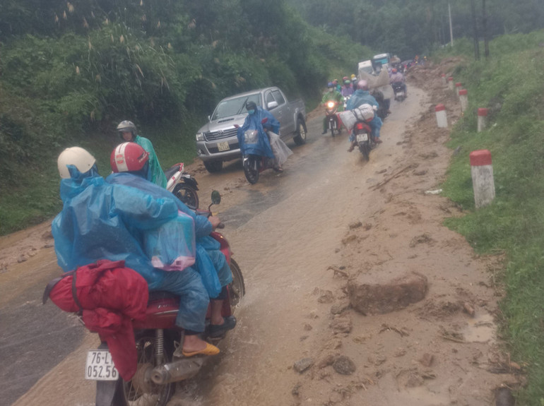 Sau nhiều giờ nỗ lực khắc phục các điểm sạt lở, đến trưa 16/11, giao thông trên Quốc lộ 24 đã thông tuyến.