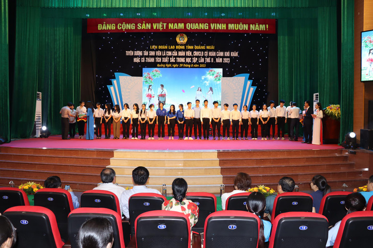 Quang cảnh lễ tuyên dương các tân sinh viên vượt khó, học giỏi.