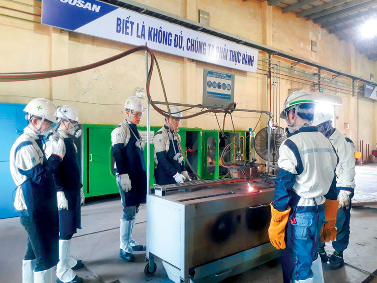 Các học viên thực hành hàn tại Trung tâm Đào tạo Doosan Vina.