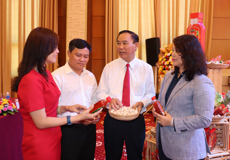 Thứ trưởng Nông nghiệp và Phát triển nông thôn Phùng Đức Tiến và lãnh đạo Sở Nông nghiệp và Phát triển nông thôn tỉnh Quảng Ngãi tìm hiểu quy trình chế biến sản phẩm Nam Ngư ớt tỏi Lý Sơn. Thứ trưởng Nông nghiệp và Phát triển nông thôn Phùng Đức Tiến và lãnh đạo Sở Nông nghiệp và Phát triển nông thôn tỉnh Quảng Ngãi tìm hiểu quy trình chế biến sản phẩm Nam Ngư ớt tỏi Lý Sơn.