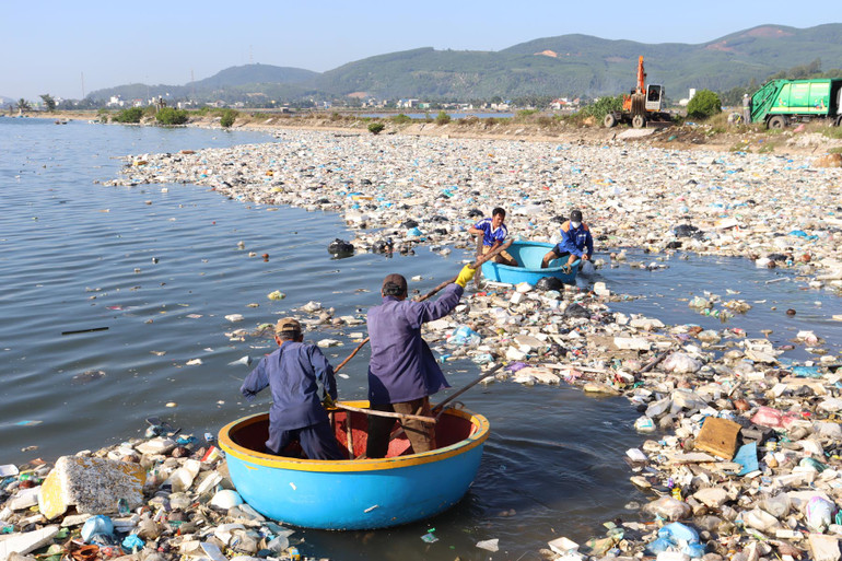 Bãi rác thải khổng lồ nổi lềnh bềnh tại đầm nước mặn Sa Huỳnh.