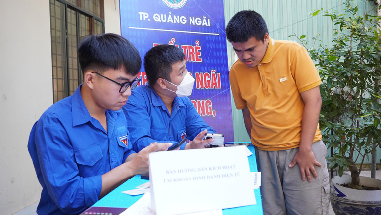 Tuổi trẻ Quảng Ngãi hướng dẫn người dân kích hoạt tài khoản định danh điện tử.