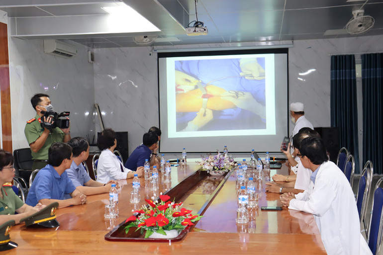 Lãnh đạo Bệnh viện đa khoa Phúc Hưng báo cáo quá trình phẫu thuật lấy dị vật trên cơ thể 2 nữ lao công bị bắn trong đêm.