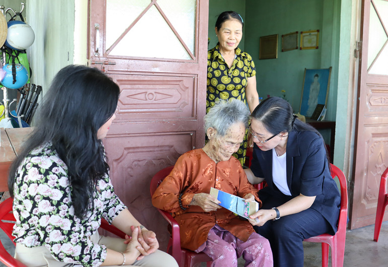 Ủy viên Trung ương Đảng, Bí thư Tỉnh ủy, Chủ tịch Hội đồng nhân dân tỉnh Quảng Ngãi Bùi Thị Quỳnh Vân thăm hỏi, tặng quà Mẹ Việt Nam Anh hùng Lý Thị Đây, ở xã Tịnh Hiệp, huyện Sơn Tịnh. Ủy viên Trung ương Đảng, Bí thư Tỉnh ủy, Chủ tịch Hội đồng nhân dân tỉnh Quảng Ngãi Bùi Thị Quỳnh Vân thăm hỏi, tặng quà Mẹ Việt Nam Anh hùng Lý Thị Đây, ở xã Tịnh Hiệp, huyện Sơn Tịnh.