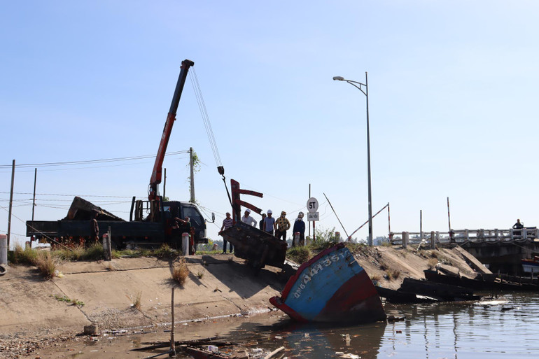 Triển khai trục vớt xác tàu cá hư hỏng tại cảng cá Sa Huỳnh.