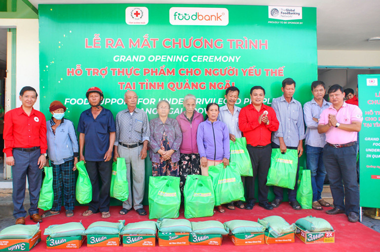 Trao 30 suất quà là thực phẩm, nhu yếu phẩm từ kho thực phẩm cộng đồng Quảng Ngãi cho yếu thế ở Quảng Ngãi.