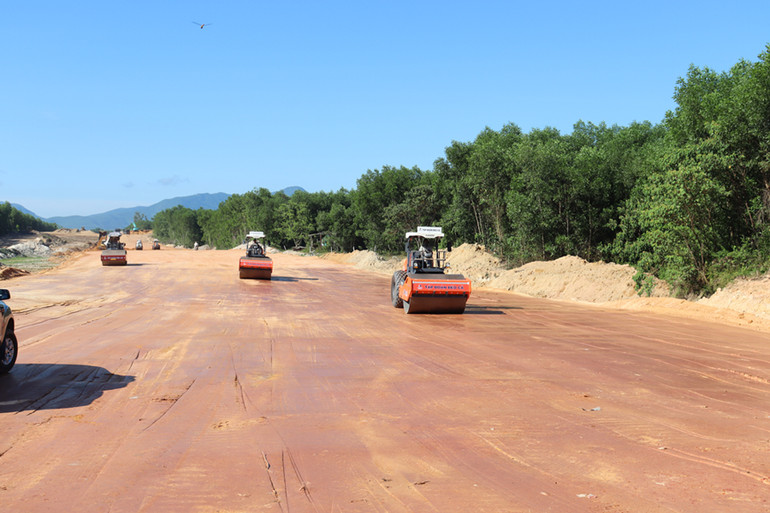 Quảng Ngãi thực hiện tốt công tác giải phóng mặt bằng đã góp phần đẩy nhanh tiến độ thi công dự án cao tốc Quảng Ngãi-Hoài Nhơn.
