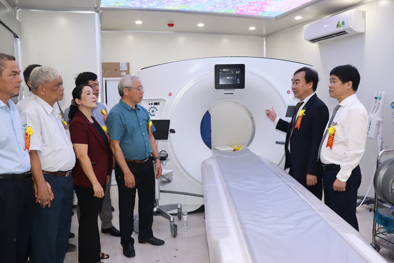 Thạc sĩ, bác sĩ Ngô Đức Hải, Chủ tịch Hội đồng quản trị, Tổng Giám đốc Thiện Nhân giới thiệu hệ thống CT phổ 256 lát cắt-Revolution Frontier Gen3 (GE-Mỹ) đầu tiên tại Đông Nam Á, giúp chẩn đoán sớm các bệnh lý tim mạch, đột quỵ, ung thư.