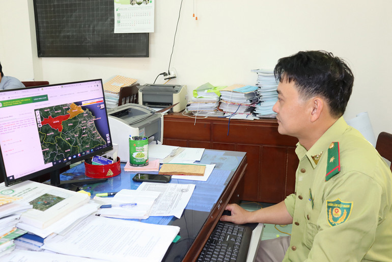 Cán bộ kiểm lâm Quảng Ngãi túc trực giám sát cảnh báo cháy rừng qua vệ tinh.