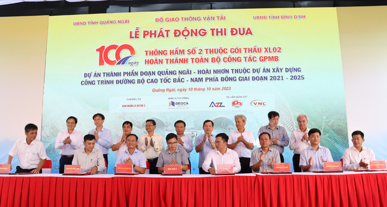 Chủ đầu tư và đại diện các địa phương có dự án cao tốc Quảng Ngãi- Hoài Nhơn đi qua, ký giao ước thi đua đến ngày 31/12/2023 hoàn thành toàn bộ công tác giải phóng mặt bằng.