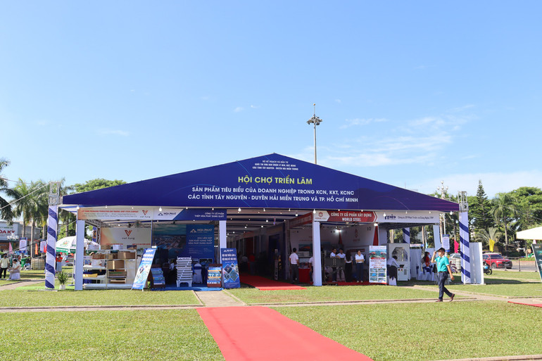 Hội chợ triển lãm thu hút 68 doanh nghiệp với 82 gian hàng gồm các sản phẩm tiêu biểu, chất lượng cao tham gia.