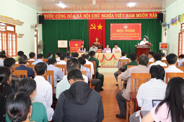 Quang cảnh buổi tiếp xúc cử tri tại xã Trà Tân, huyện miền núi Trà Bồng.