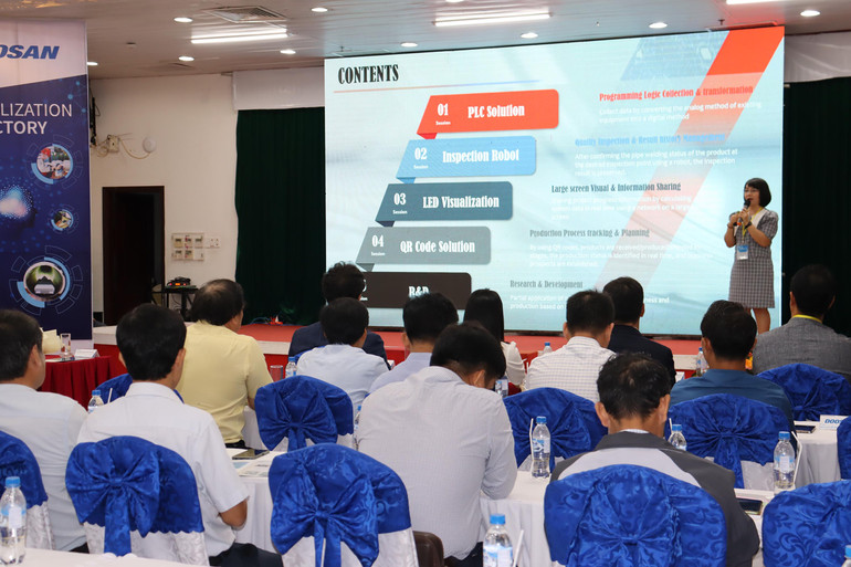 Chị Lê Thị Duy Huyên, chuyên gia của Doosan Vina chia sẻ quá trình chuyển đổi số về nhà máy thông minh.