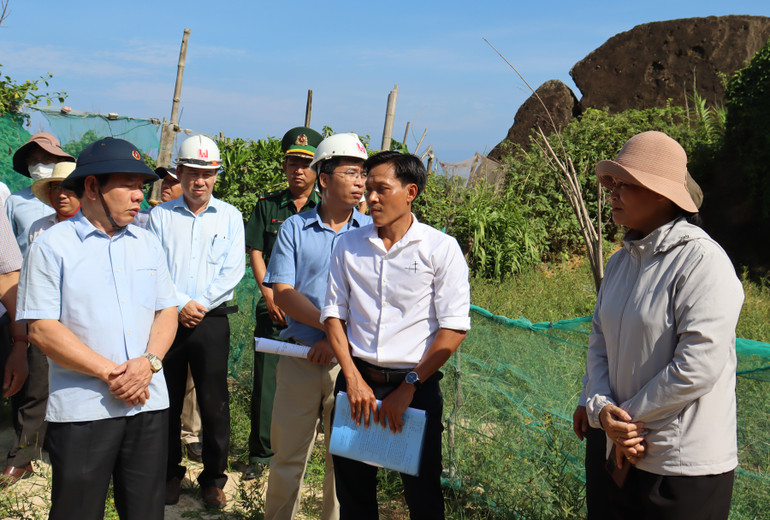 Chủ tịch Ủy ban nhân dân tỉnh Quảng Ngãi Đặng Văn Minh kiểm tra các dự án trọng điểm ở Lý Sơn bị chậm tiến độ.