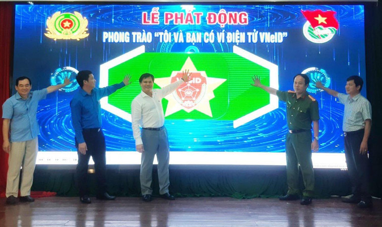 Lãnh đạo tỉnh Quảng Ngãi và các sở, ban ngành thực hiện nghi thức phát động phong trào "Tôi và bạn có ví điện tử VNeID".