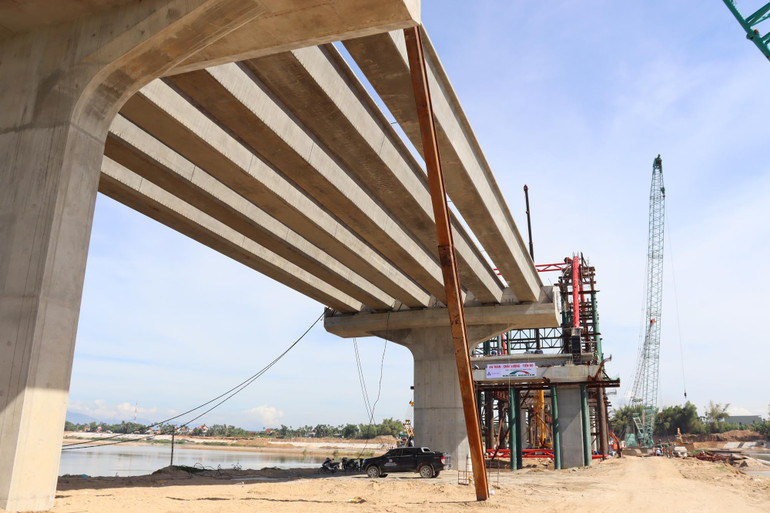 Chất lượng và mỹ thuật công trình là mục tiêu hàng đầu trong quá trình thi công dự án cầu Trà Khúc 3.