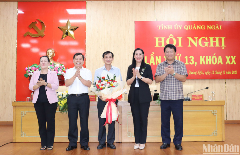 Lãnh đạo tỉnh Quảng Ngãi trao Quyết định của Ban Bí thư và tặng hoa chúc mừng đồng chí Lê Văn Huy, giữ chức Ủy viên, Phó Chủ nhiệm Ủy ban Kiểm tra Tỉnh ủy Quảng Ngãi nhiệm kỳ 2020-2025.