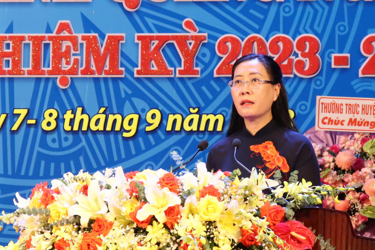 Ủy viên Trung ương Đảng, Bí thư Tỉnh ủy, Chủ tịch Hội đồng nhân dân tỉnh Quảng Ngãi Bùi Thị Quỳnh Vân phát biểu chỉ đạo Đại hội. Ủy viên Trung ương Đảng, Bí thư Tỉnh ủy, Chủ tịch Hội đồng nhân dân tỉnh Quảng Ngãi Bùi Thị Quỳnh Vân phát biểu chỉ đạo Đại hội.