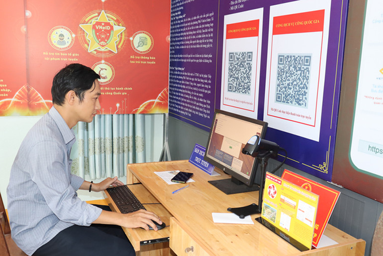 Người dân Quảng Ngãi quen dần với việc sử dụng dịch vụ công trực tuyến.