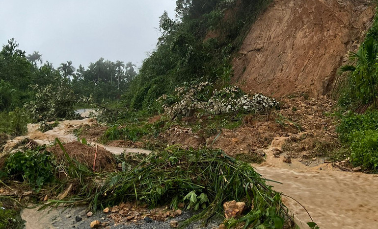 Nhiều tuyến đường ở huyện miền núi Sơn Tây bị sạt lở được khắc phục tạm thời để xe máy lưu thông.