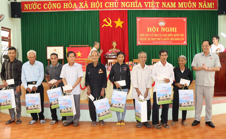 Phó Chủ tịch Quốc hội Trần Quang Phương tặng quà cho gia đình chính sách và hộ nghèo ở huyện miền núi Trà Bồng (Quảng Ngãi).