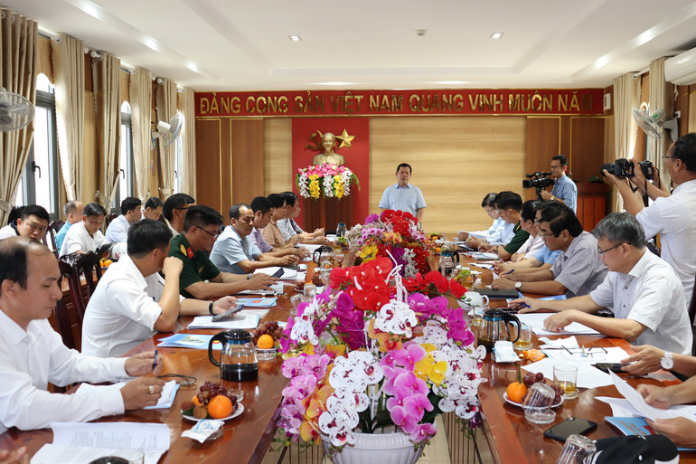 Chủ tịch Ủy ban nhân dân tỉnh Quảng Ngãi Đặng Văn Minh yêu cầu huyện Lý Sơn nghiêm túc rút kinh nghiệm trong việc triển khai chậm tiến độ các dự án được giao làm chủ đầu tư.