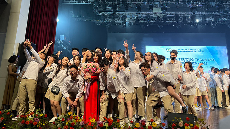 Học sinh khối 12 chia tay trong sự mừng vui xen lẫn tiếc nuối. Học sinh khối 12 chia tay trong sự mừng vui xen lẫn tiếc nuối.